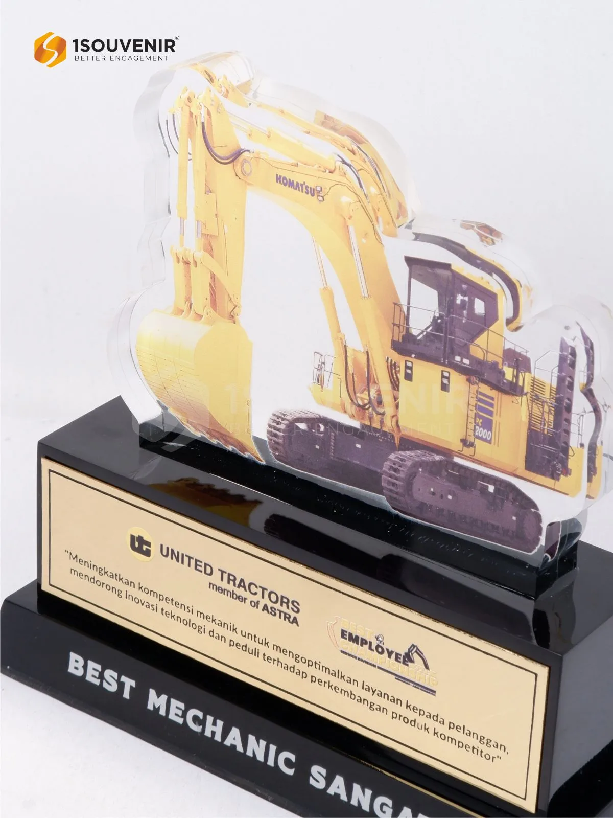 Plakat Akrilik Penghargaan dari United Tractor untuk Best Mechanic Sangatta - Image 2