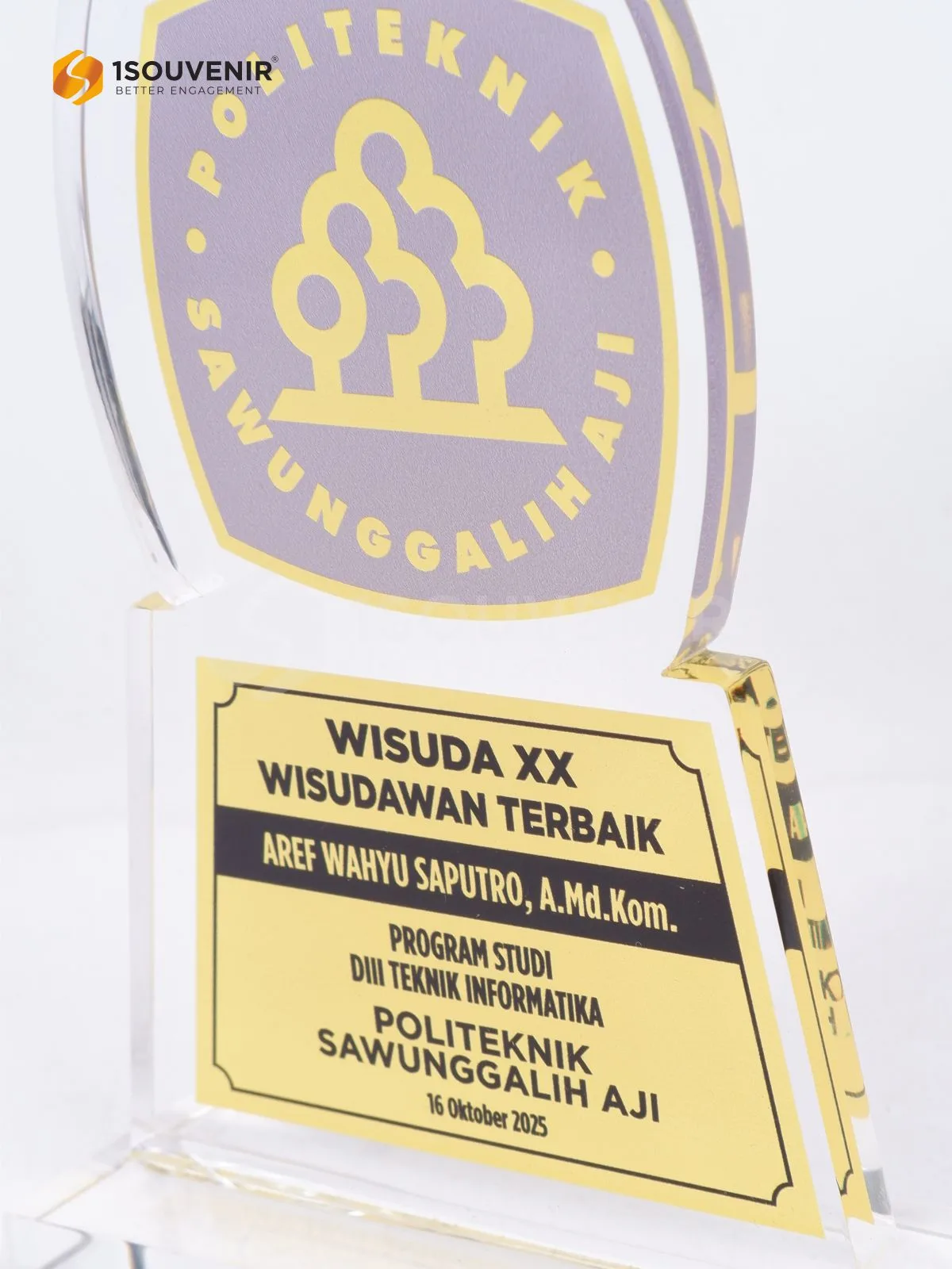 Plakat Akrilik Penghargaan Wisudawan Terbaik DIII Teknik Informatika Politeknik Sawunggalih Aji - Image 2