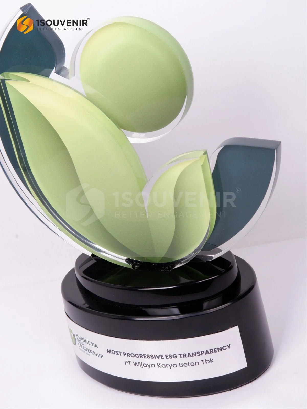 Plakat Akrilik Most Progressive ESG Transparency Penghargaan untuk PT Wijaya Karya Beton - Image 2