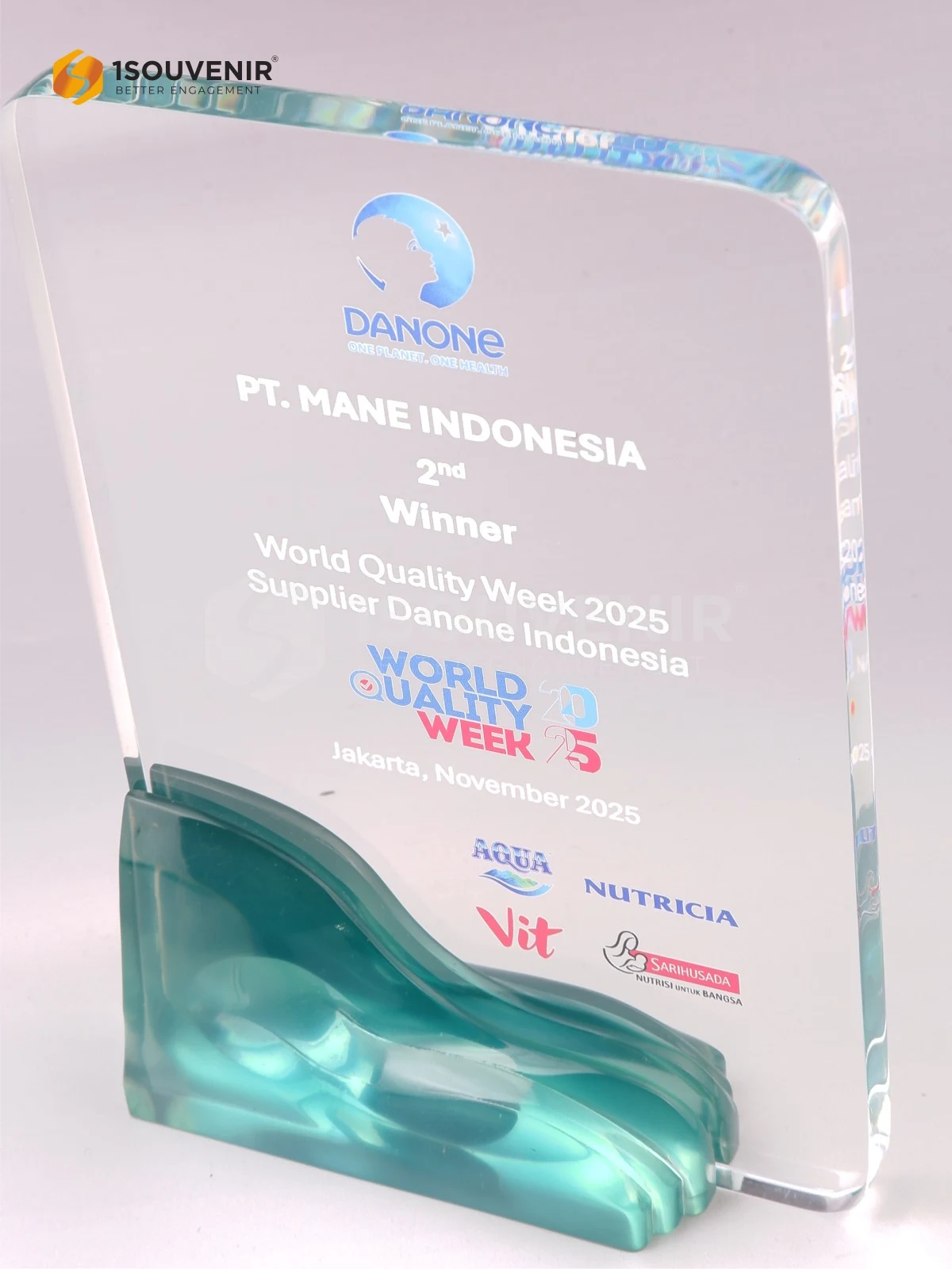 Plakat Akrilik World Quality Week 2025 Penghargaan Supplier Danone Indonesia untuk PT Mane Indonesia - Image 2