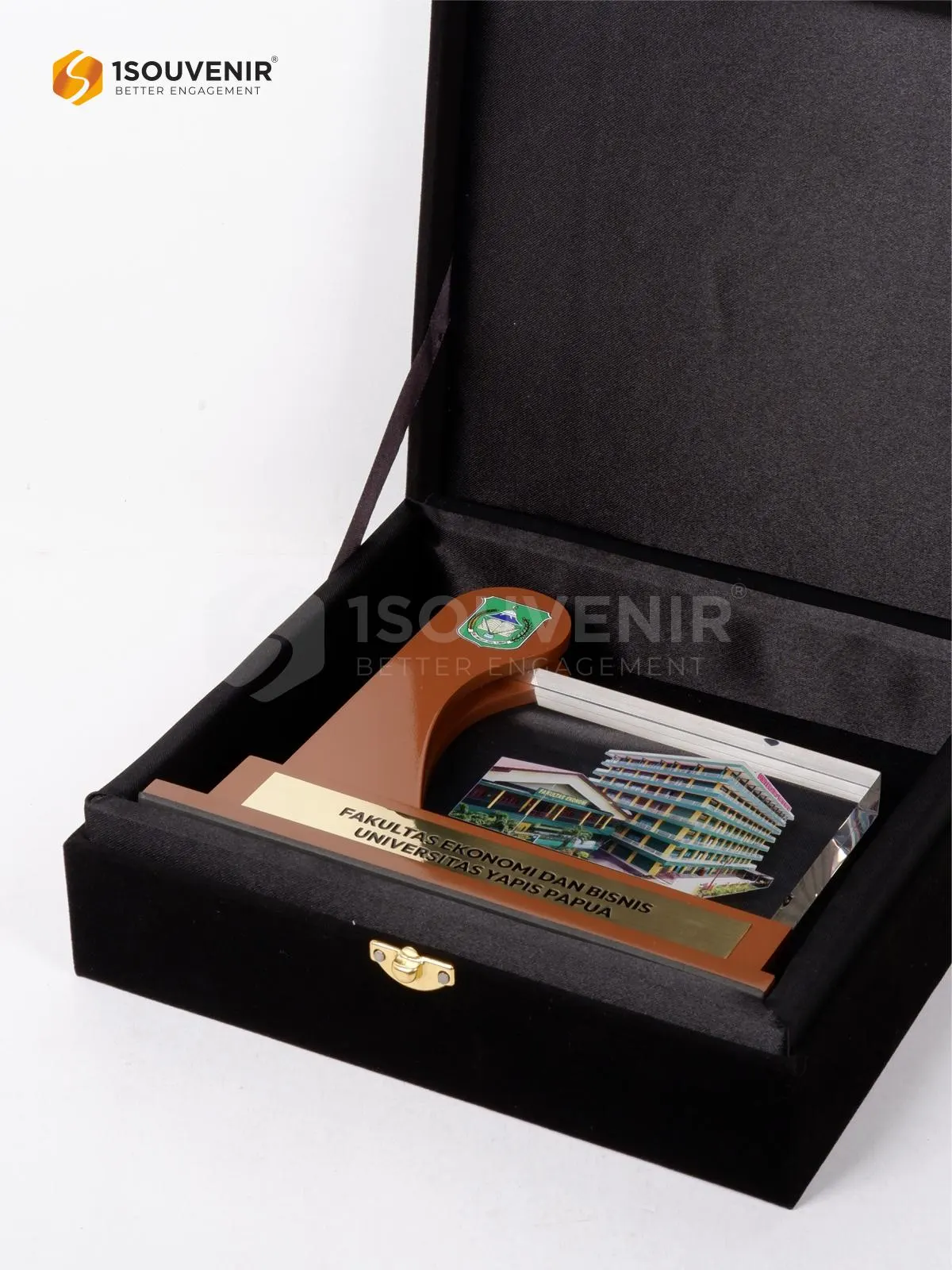 Plakat Akrilik Kenang-kenangan dari Fakultas Ekonomi dan Bisnis Universitas Yapis Papua - Image 2
