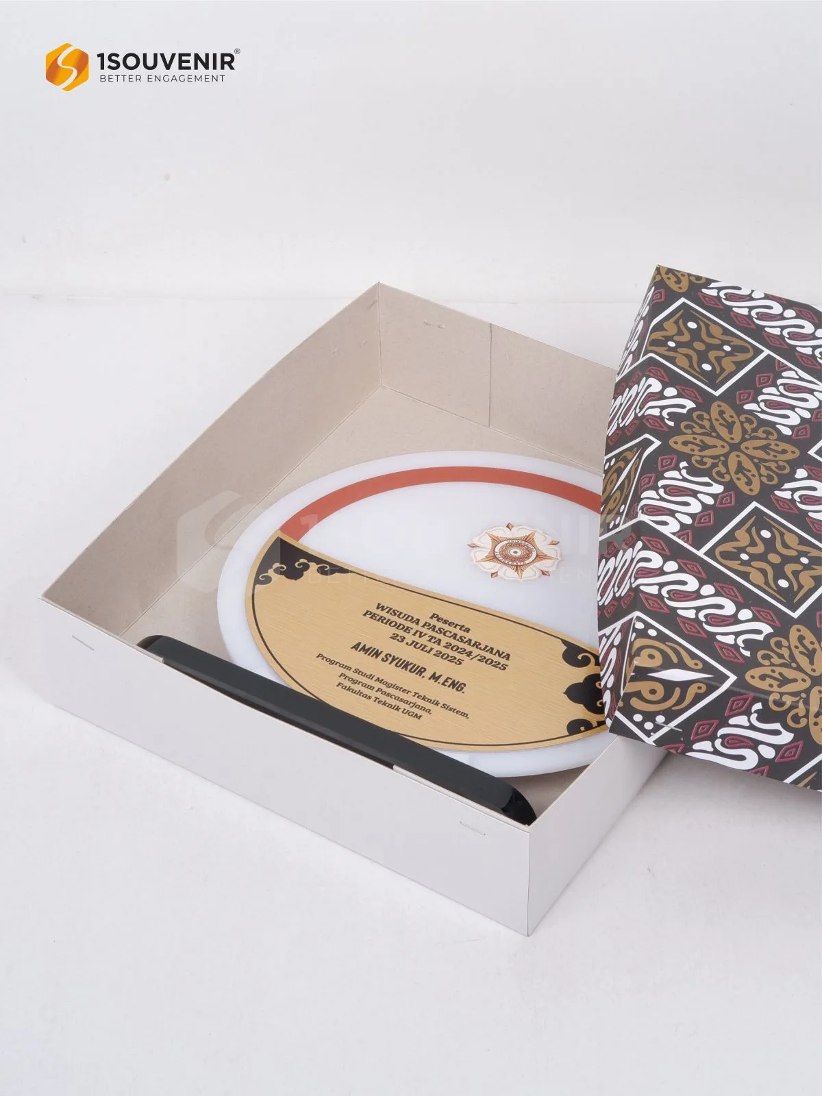 Plakat Akrilik Kenang-Kenangan Wisuda Pascasarjana Program Studi Magister Teknik Sistem UGM - Image 3