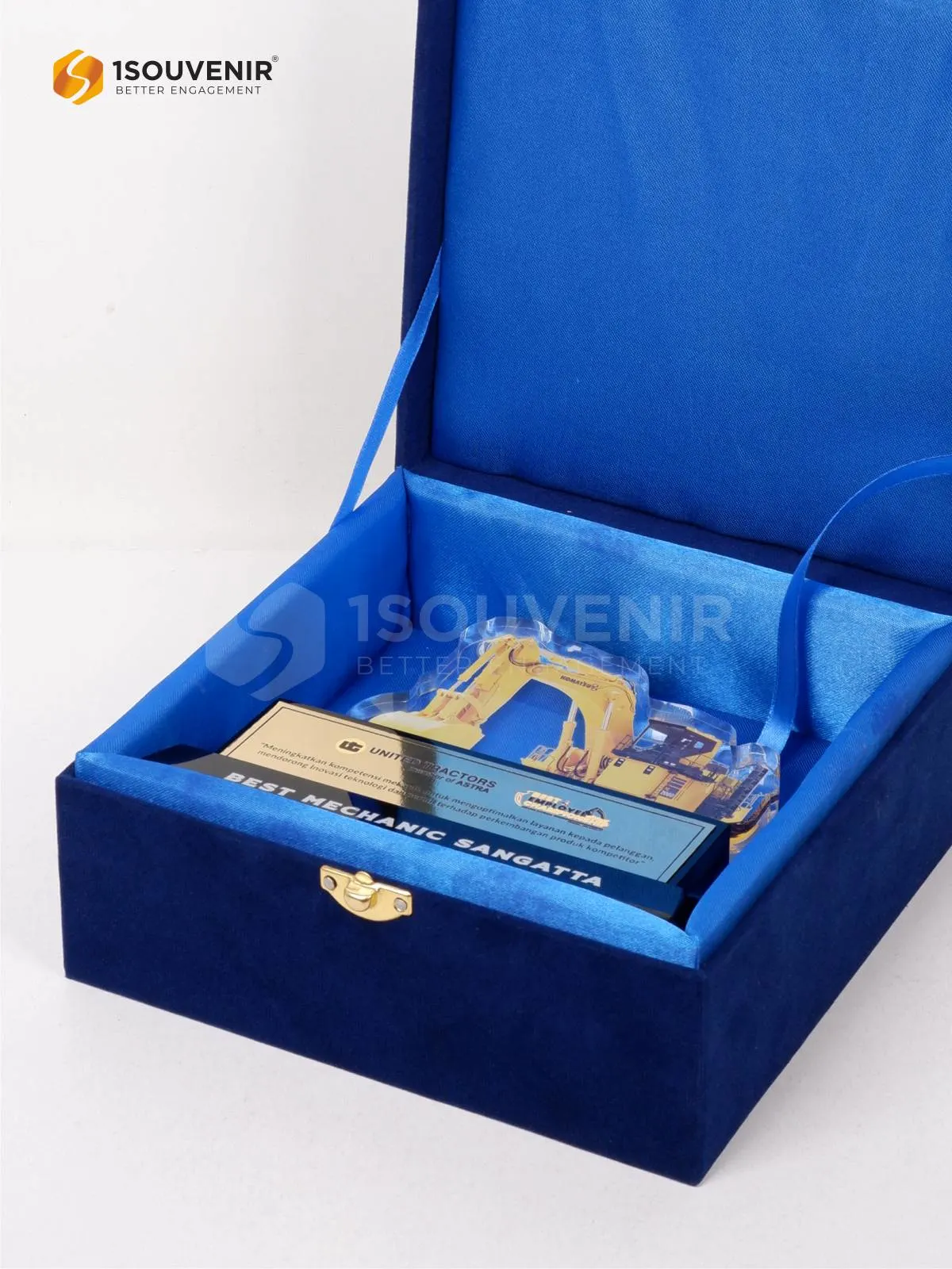 Plakat Akrilik Penghargaan dari United Tractor untuk Best Mechanic Sangatta - Image 3