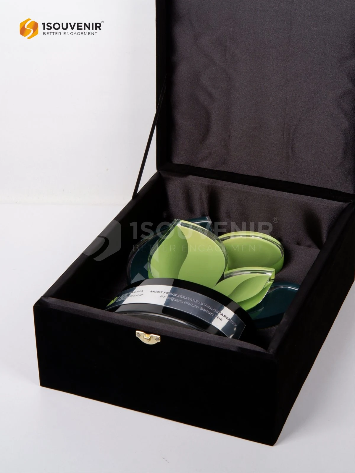 Plakat Akrilik Most Progressive ESG Transparency Penghargaan untuk PT Wijaya Karya Beton - Image 3