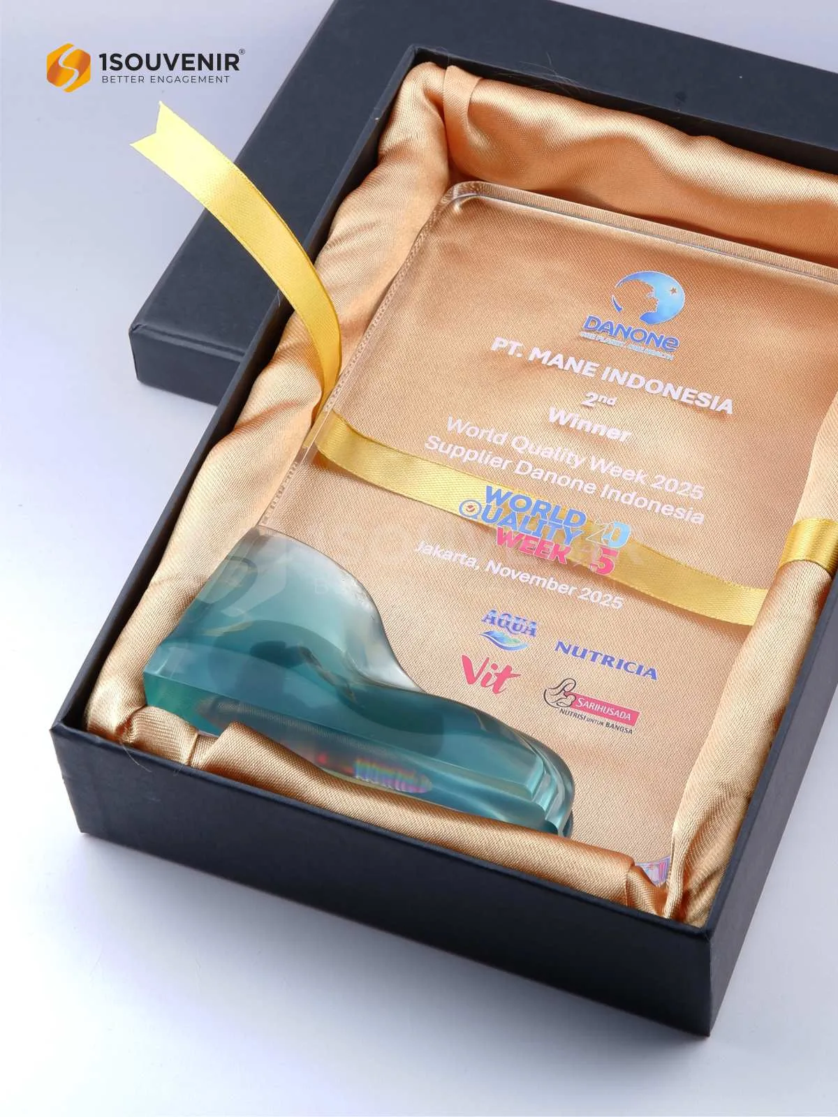 Plakat Akrilik World Quality Week 2025 Penghargaan Supplier Danone Indonesia untuk PT Mane Indonesia - Image 3