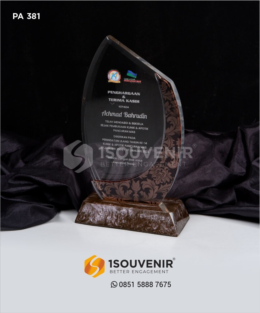 Plakat Akrilik Penghargaan Klinik dan Apotik Pancuran Mas