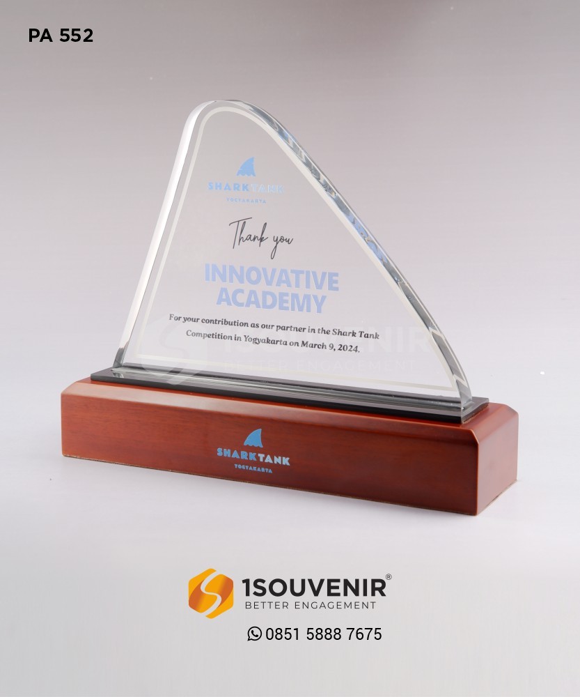 Plakat Akrilik Innovative Academy SharkTank Yogyakarta