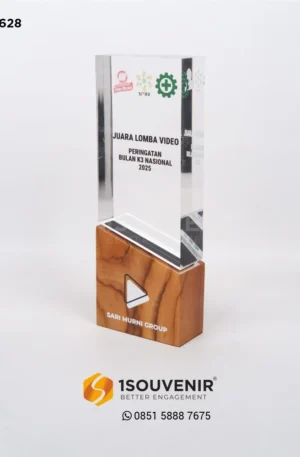 Plakat Akrilik Kayu Juara Lomba Video Peringatan BK3N 2025 PT Sari Murni Group