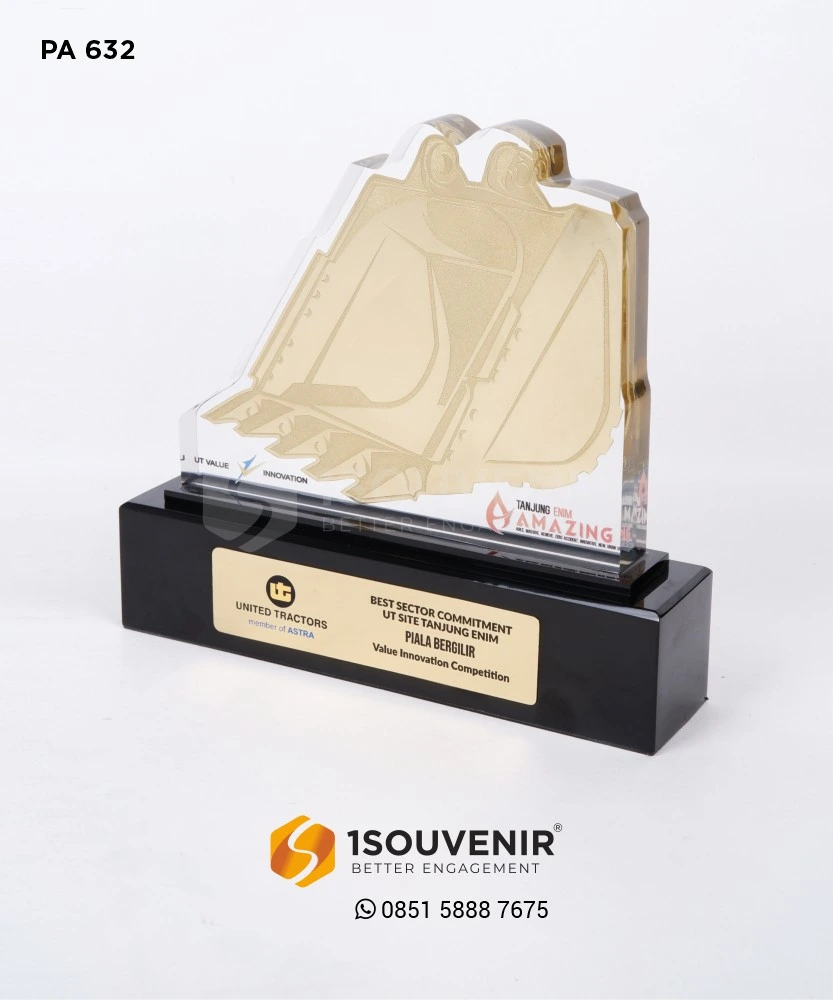 Plakat Akrilik Logam Best Sector Commitment UT Site Tanjung Enim PT United Tractor