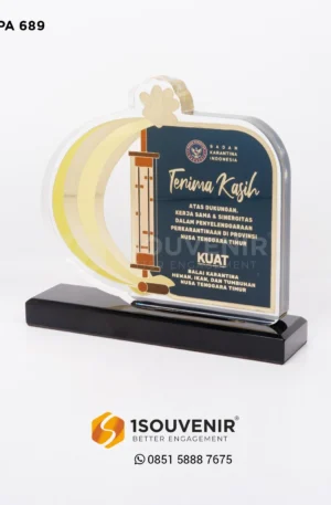 Plakat Akrilik Ucapan Terima Kasih dari Badan Karantina Indonesia kepada Balai Karantina Hewan, Ikan, dan Tumbuhan NTT