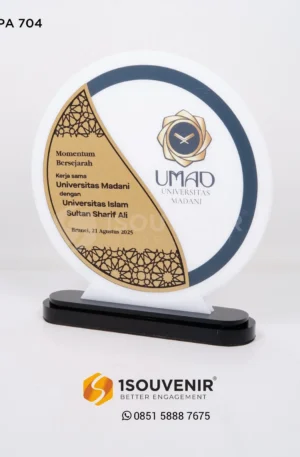 Plakat Akrilik Kenang-kenangan Kerja Sama Universitas Madani dan Universitas Islam Sultan Sharif Ali