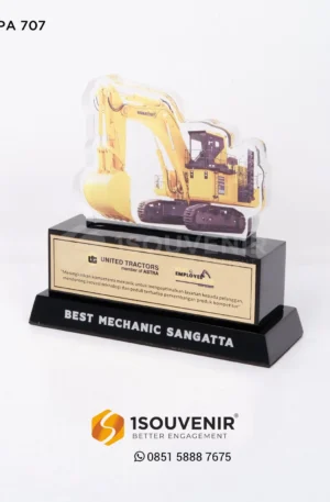 Plakat Akrilik Penghargaan dari United Tractor untuk Best Mechanic Sangatta