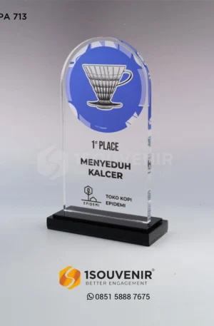 Plakat Akrilik Penghargaan 1st Place Kompetisi Menyeduh Kalcer dari Toko Kopi Epidemi