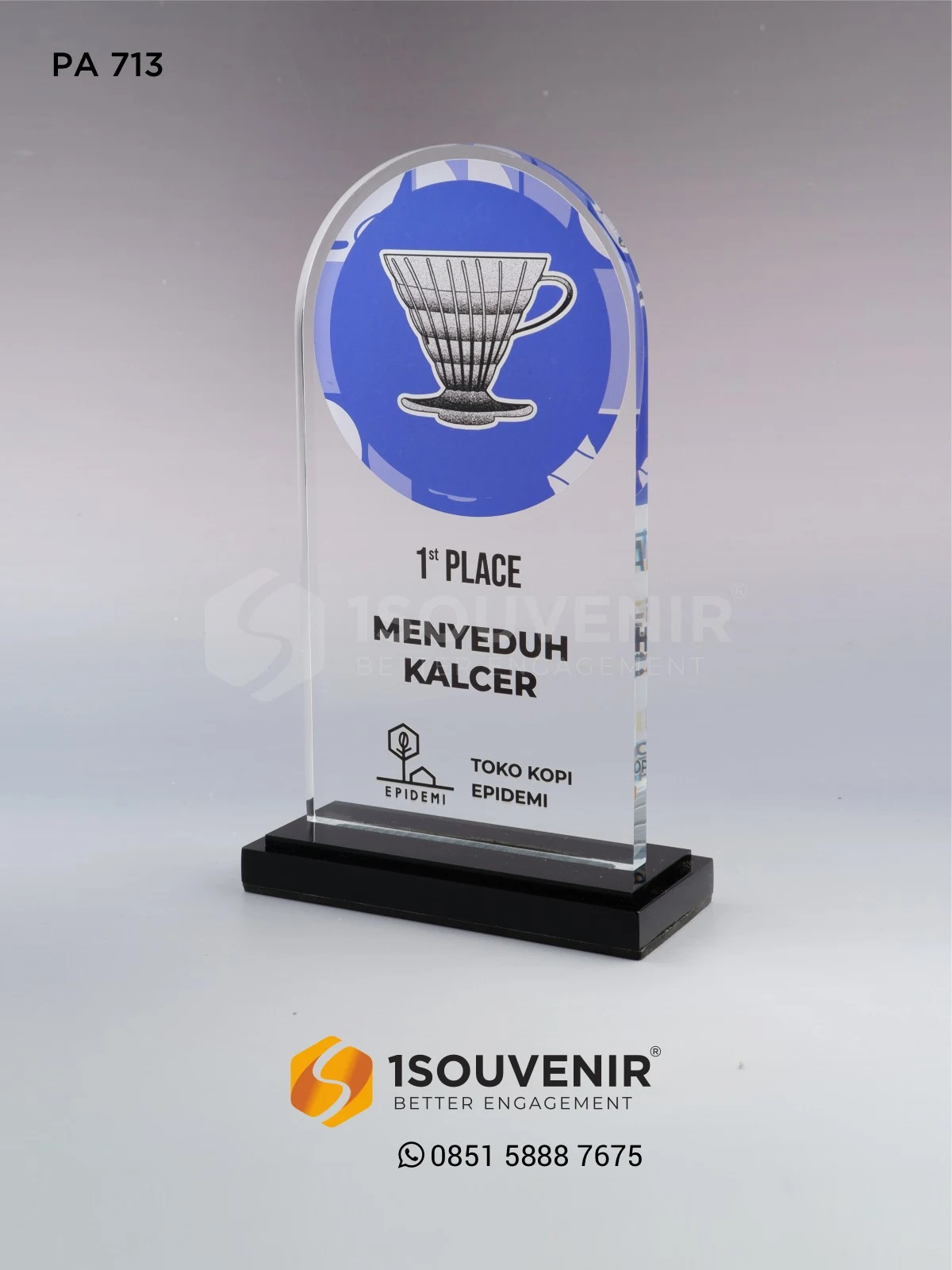 Plakat Akrilik Penghargaan 1st Place Kompetisi Menyeduh Kalcer dari Toko Kopi Epidemi