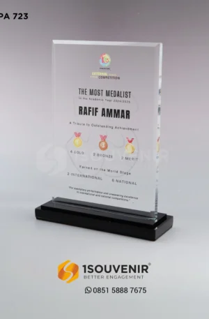 Plakat Akrilik The Most Medalist in The Academic Year sebagai Penghargaan dari Khalifa IMS