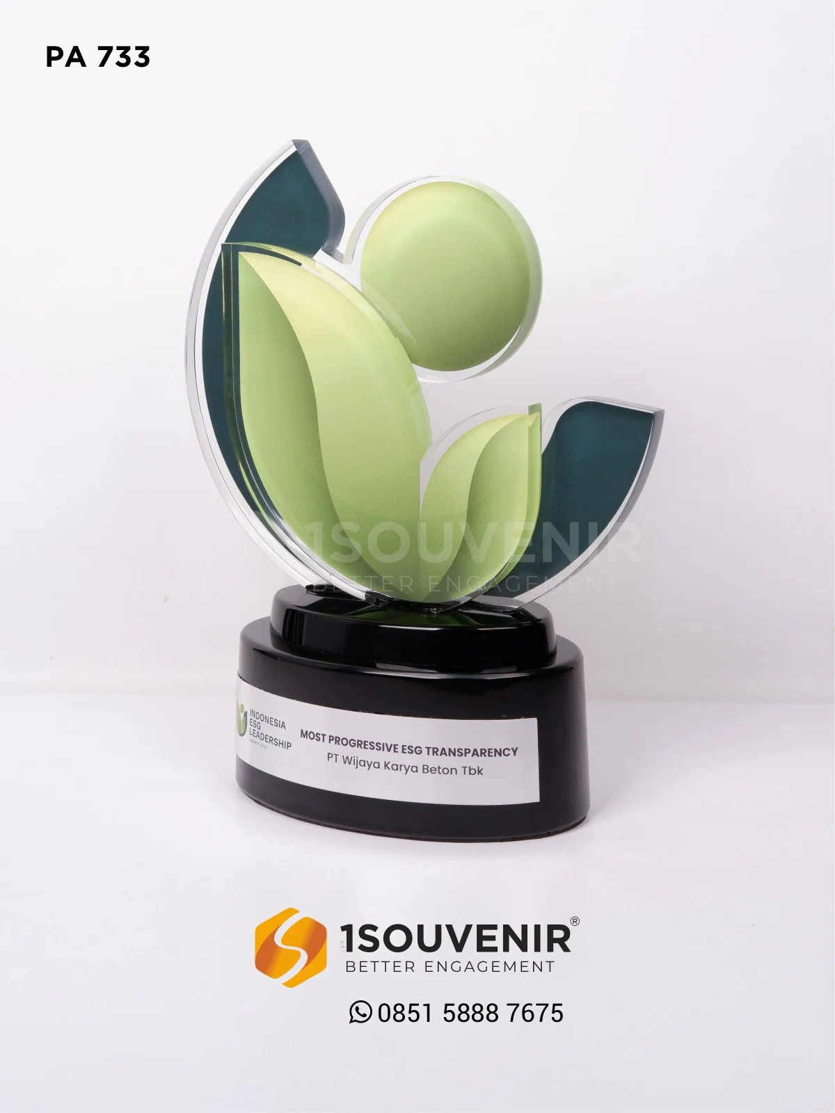 Plakat Akrilik Most Progressive ESG Transparency Penghargaan untuk PT Wijaya Karya Beton