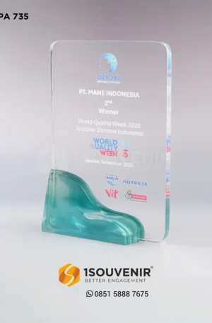 Plakat Akrilik World Quality Week 2025 Penghargaan Supplier Danone Indonesia untuk PT Mane Indonesia