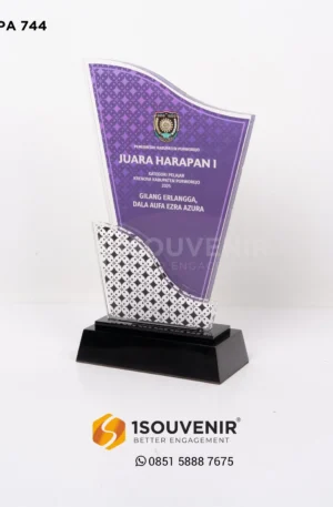 Plakat Akrilik Krenova Kabupaten Purworejo Penghargaan untuk Juara Kategori Pelajar