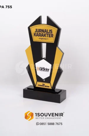 Plakat Akrilik Apresiasi Jurnalis Karakter SMA Syubbanul Wathon